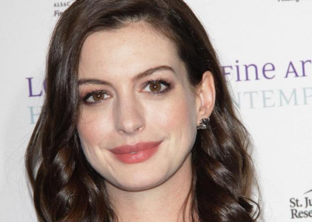 H Anne Hathaway έγινε και πάλι ξανθιά και ζητάει τη γνώμη μας!