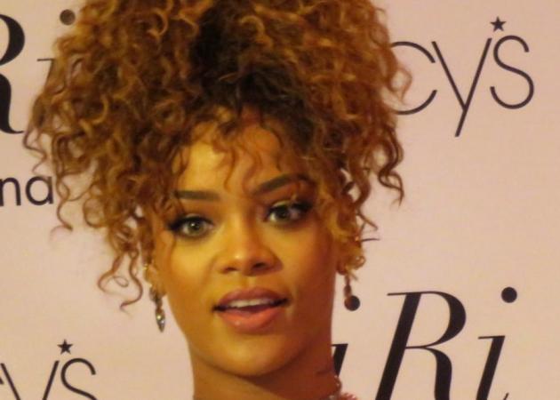 Η Rihanna έκοψε τα μαλλιά της και της πάνε πολύ!