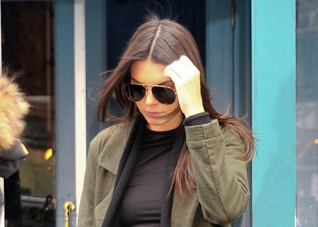 Η Kendall Jenner βγαίνει από το σπίτι της και ξεχνάει να φορέσει κάτι πολύ βασικό στο νέο βίντεο της Estee Lauder!
