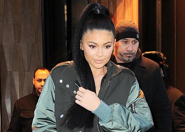 Η Kylie Jenner βγάζει τώρα και βερνίκια!