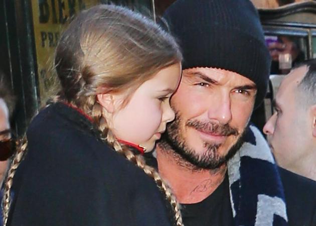 Αυτή η photo θα σε κάνει να λιώσεις! H Harper Beckham κάνει μανικιούρ με τη μαμά της!