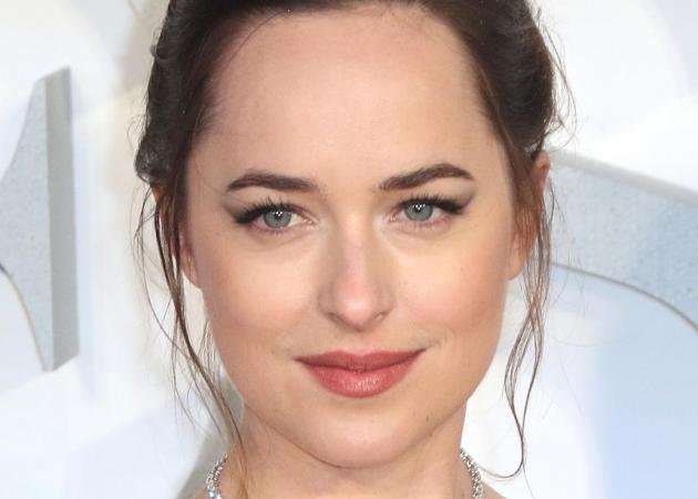 Το τέλειο κόλπο της Dakota Johnson για τη μάσκαρα!