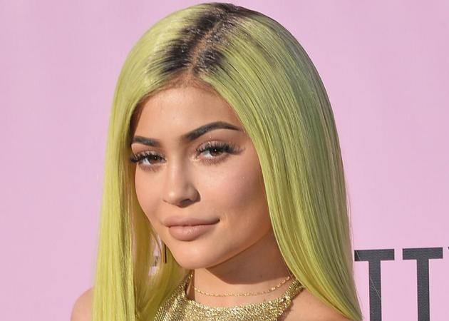 Η νέα συλλογή μακιγιάζ της Kylie Jenner για τα γενέθλιά της έχει millennial pink χρώμα!