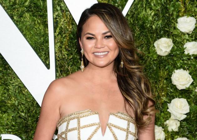 Η Chrissy Teigen κατάξανθη και χωρίς μακιγιάζ!