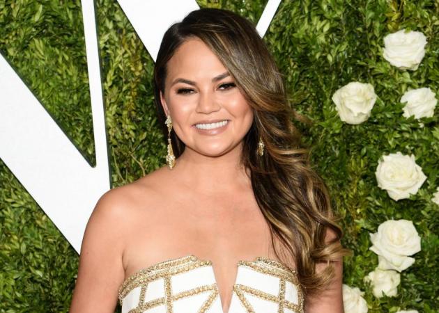 Chrissy Teigen: πώς ετοιμάζεται για το κόκκινο χαλί σε… 35 δευτερόλεπτα! Βίντεο!