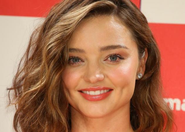 H Miranda Kerr μας δείχνει πώς έκανε βήμα- βήμα μόνη της το νυφικό μακιγιάζ της!