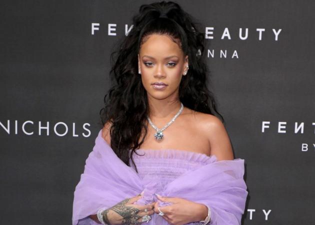 H Rihanna έκανε μακιγιάζ σε μια fan της (και αν ήμουν εγώ θα λιποθυμούσα)!