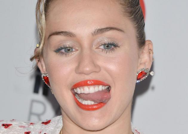 H Miley Cyrus έγινε ξανά Hannah Montana!