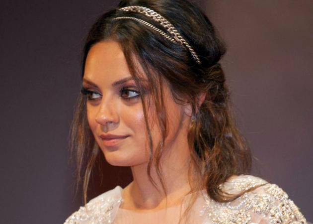 Πώς μια στέκα σου αλλάζει το look σε DT! Η Mila Kunis το αποδεικνύει!