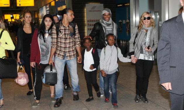 Το ταξίδι της Madonna, με τα παιδιά, τον πρώην και τον νυν της!