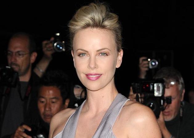 WOW! Η Charlize Theron στην νέα καμπάνια του Dior. Δες το βίντεο!