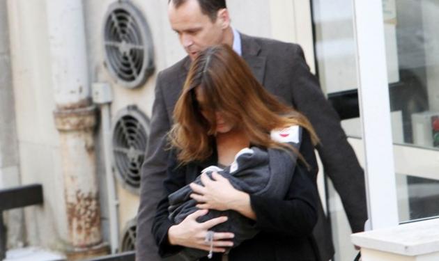 H C. Bruni Sarkozy φεύγει από το μαιευτήριο με το νεογέννητο μωρό χωρίς τον σύζυγό της! Δες φωτό!
