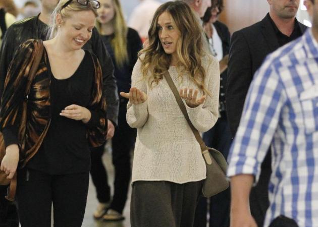 Tι φόρεσε η Sarah Jessica Parker στο αεροδρόμιο;