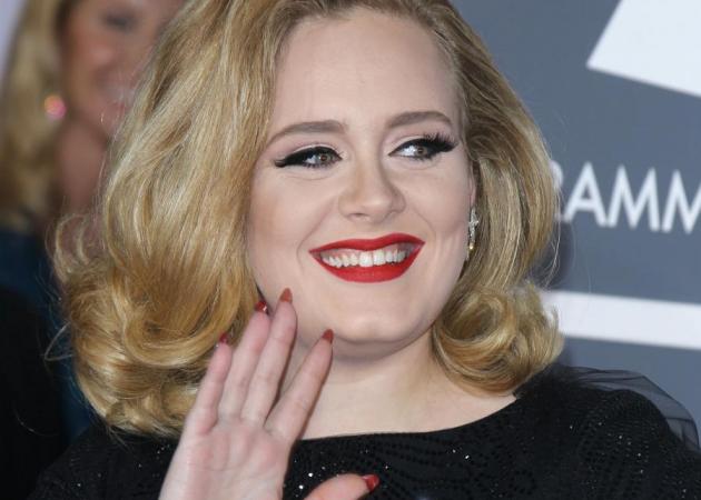 Η Adele έκανε… Louboutin νύχια!