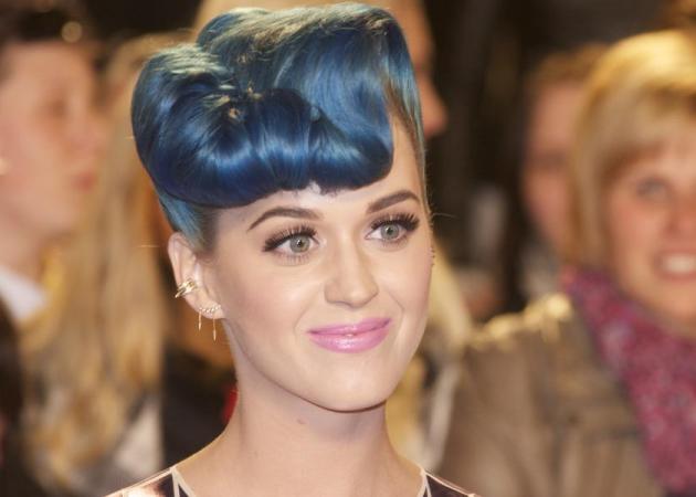 Η Katy Perry κάνει χτένισμα με 90 μοίρες γωνία! Για δες!