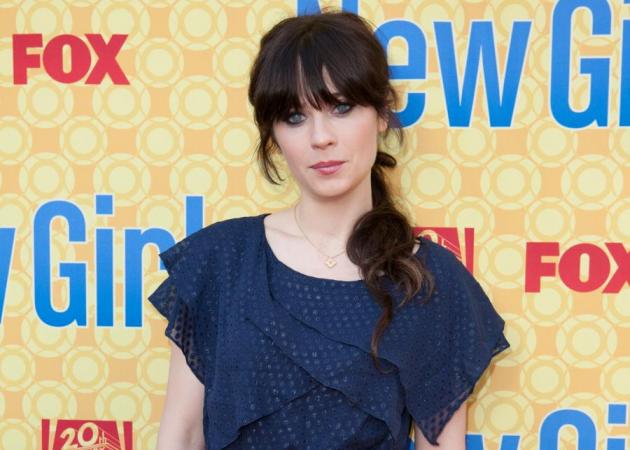 Το navy manicure της Zooey Deschanel! Πρέπει να το δεις!