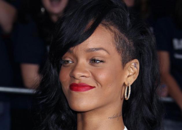 Η Rihanna πόζαρε γυμνή για το νέο της άρωμα! Α! Και έγινε πάλι ξανθιά!