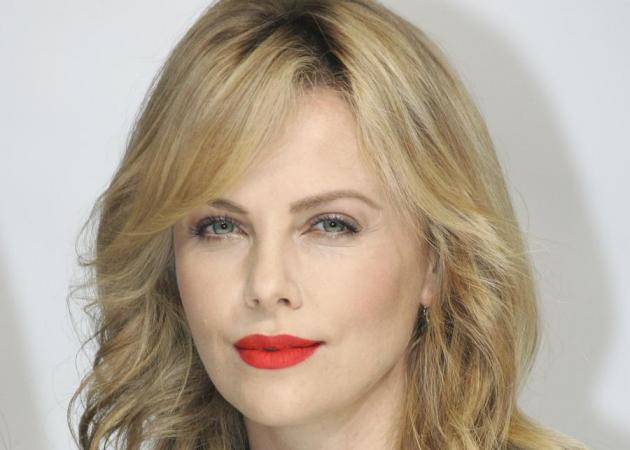 Η Charlize Theron σε δύο εντελώς διαφορετικές διαφημίσεις Dior! Σε ποια σου αρέσει περισσότερο;