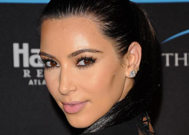 Η Kim Kardashian βάφει μια συντάκτρια ομορφιάς με τον ίδιο τρόπο που βάφεται κι εκείνη! Δες το βίντεο!