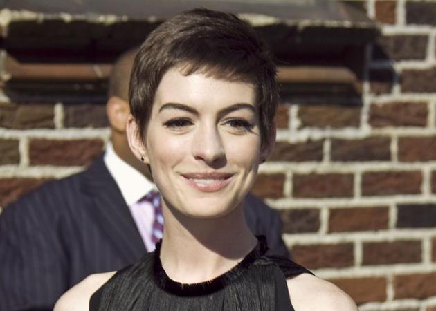 Η Anne Hathaway μακραίνει τα μαλλιά της και είναι τόσο cute!