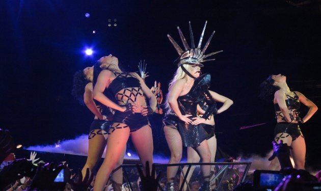 Lady Gaga : Εντυπωσίασε με τις μεταμφιέσεις και τις… αποκαλύψεις της στη συναυλία στο Λονδίνο! Φωτογραφίες!