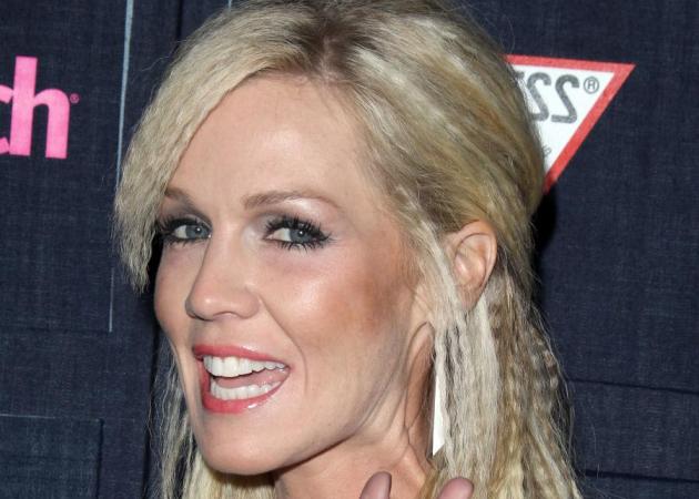 Άουτς! Η Jennie Garth βάζει μόνη της extensions! Έχουμε και φωτογραφικό ντοκουμέντο!