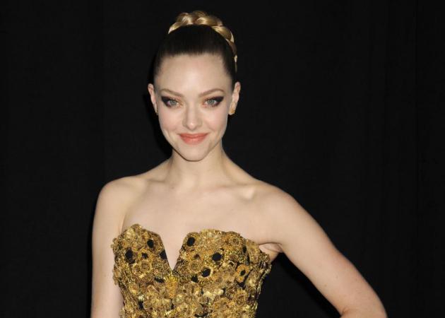 WOW! Η Amanda Seyfried έχει συνδυάσει εδώ 5 τάσεις! Μαντεύεις ποιες είναι;