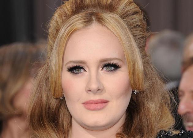 H Adele χωρίς ίχνος μακιγιάζ στο εξώφυλλο του Rolling Stone είναι κούκλα (και αγνώριστη)!