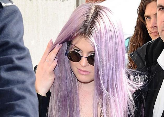 Η Kelly Osbourne έβαλε μοβ extensions (και άλλαξε όλο το στιλ της)!