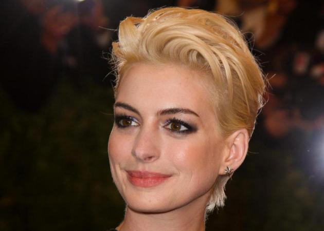 Poll: Να κρατήσει τα ξανθά μαλλιά η Anne Hathaway; Ναι ή όχι;