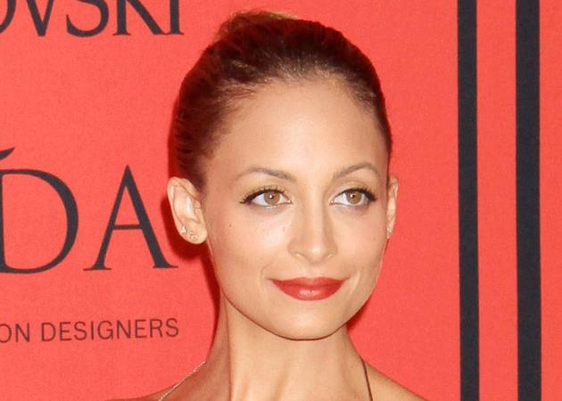 Η Nicole Richie ξύριζε τα φρύδια της! Το έχει κάνει ποτέ καμιά σας;