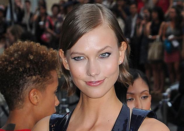 Ποιο σημαντικό beauty μάθημα μας δίνει εδώ η Karlie Kloss;