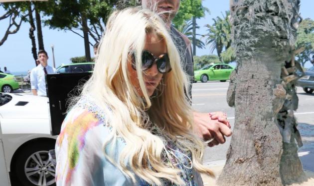 Jessica Simpson: Μας δείχνει περήφανη πως έχασε τα περιττά κιλά της! Φωτό!