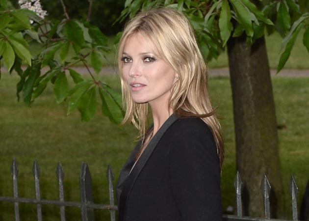 Δες! Η Kate Moss γίνεται καστανή στην νέα καμπάνια του οίκου Versace! Και της πάει πολύ!