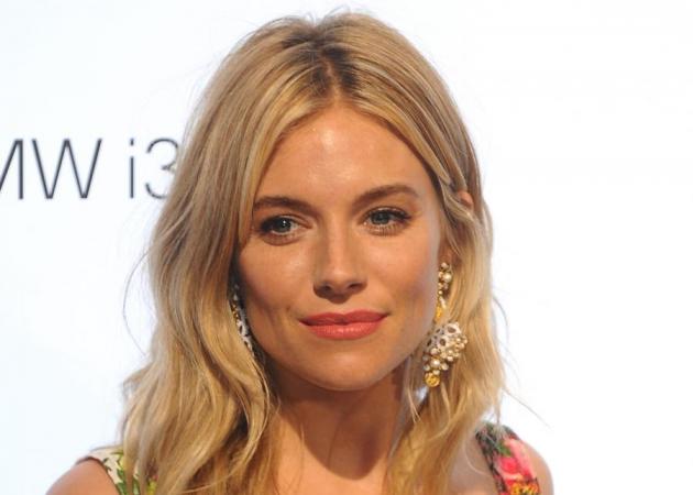 Big hair news! Η Sienna Miller έχει ροζ μαλλιά και η Pamela Anderson δεν είναι πια ξανθιά!