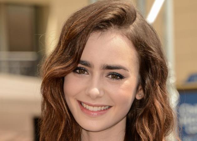 Lily Collins: “Δεν μου αρέσει να φοράω στο πρόσωπό μου…”