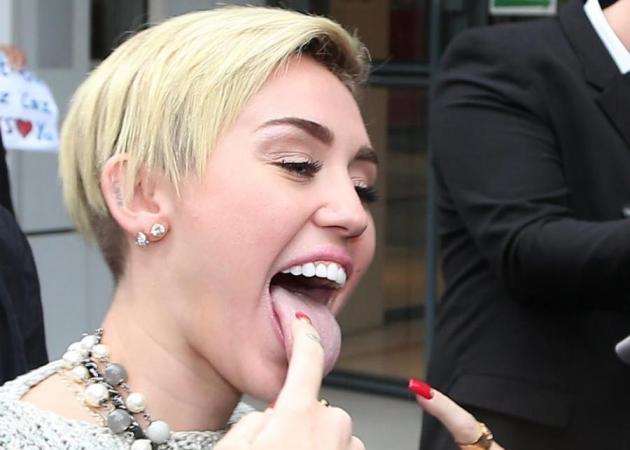 Η Miley Cyrus άλλαξε μαλλιά (αλλά όχι και την εκνευριστική συνήθεια να βγάζει γλώσσα)!