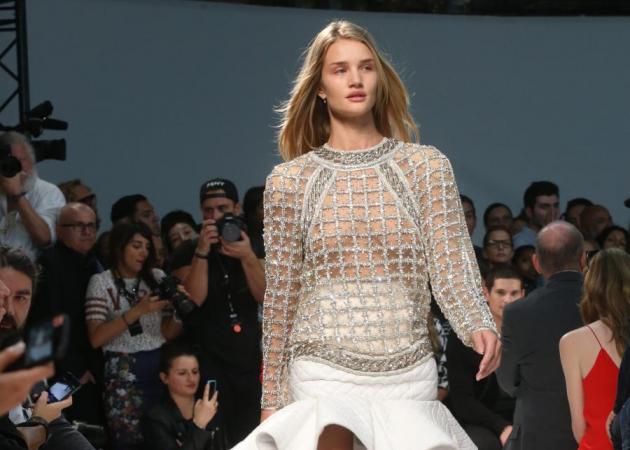 Τα μοντέλα στον οίκο Balmain βγήκαν εντελώς αμακιγιάριστα στην πασαρέλα!