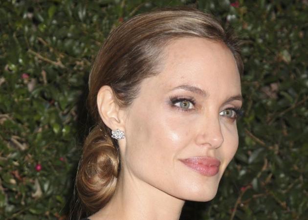 Η Angelina Jolie έχει εδώ μια λεπτομέρεια στο μακιγιάζ που όλες πρέπει να ακολουθήσουμε! Μαντεύεις ποια;