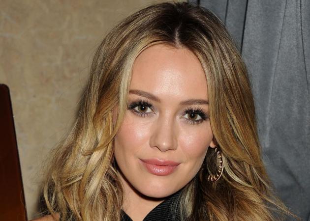 Make over alert! Η Hilary Duff απέκτησε σχεδόν λευκά μαλλιά!