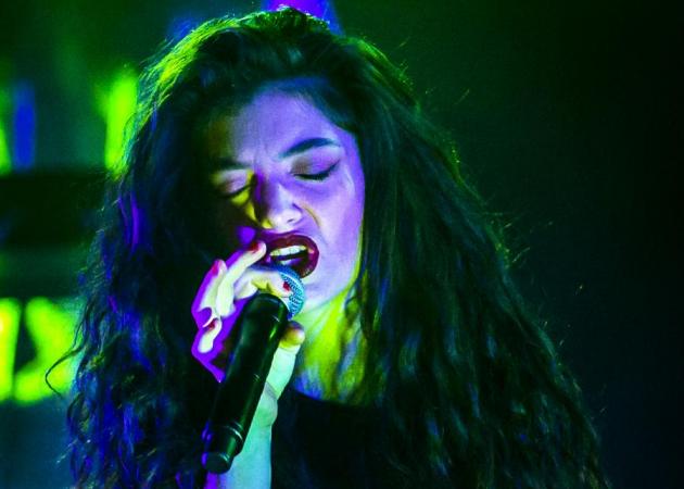 Η Lorde ανέβασε αρετουσάριστες photos της που την δείχνουν με ακμή!