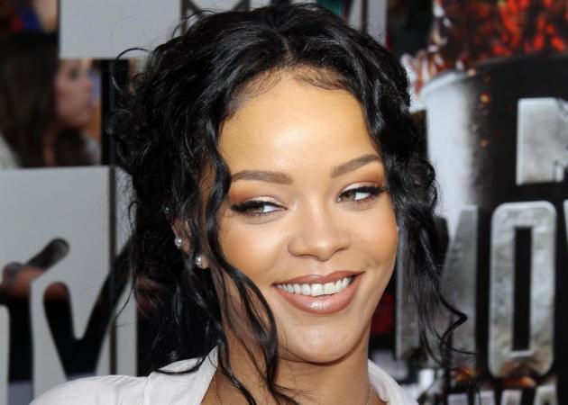 Η Rihanna με μπλε κραγιόν και κοτσιδάκια στα μαλλιά! Check εδώ!