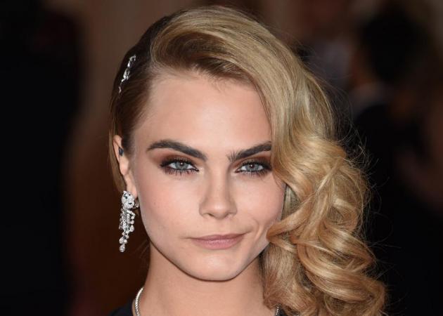 Η Cara Delevingne αποκάλυψε πώς φτιάχνει τα φρύδια της! Ή μήπως μας κορόιδεψε;