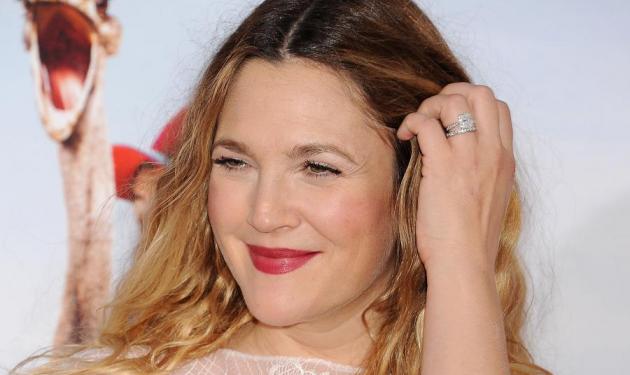 Δες την Drew Barrymore να βάφεται στο αυτοκίνητο!