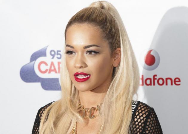 Η Rita Ora με φύλλα χρυσού στα μαλλιά της!