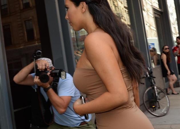 Αυτό πρέπει να το δεις! Η Kim Kardashian βάζει λάδι με glitter στους διάσημους γλουτούς της!