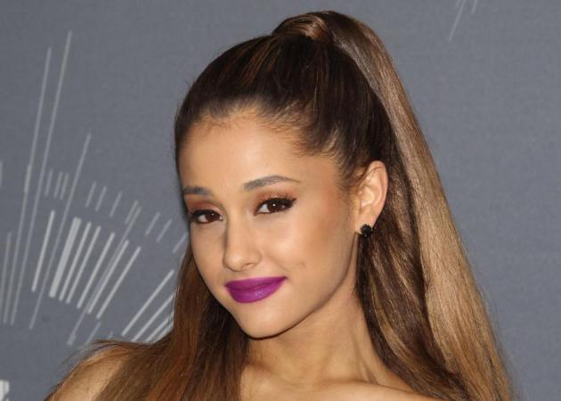 Η Ariana Grande ετοιμάζει κάτι πανέξυπνο για το λανσάρισμα του νέου της αρώματος!