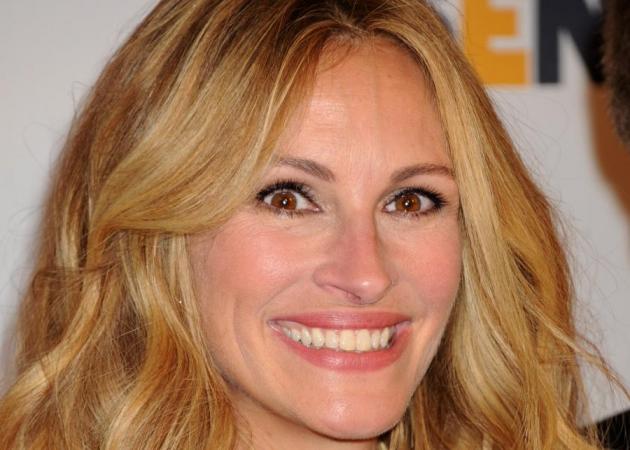 Η Julia Roberts επέστρεψε στο χρώμα που της πάει όσο κανένα! Μαντεύεις ποιο;