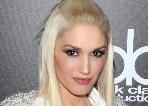 Σοβαρά τώρα; Η Gwen Stefani κάνει σκι με… ψεύτικες βλεφαρίδες;