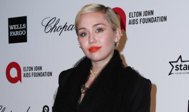 Miley Cyrus: Σοκάρει ξανά με νέες γυμνές πόζες και περίεργα τσιγάρα!